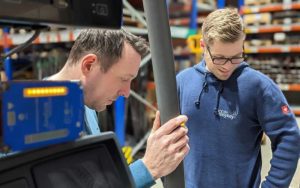 Sascha Krier und Norman Seib im Gespräch über die Montage des Crash Sensors am Stapler.